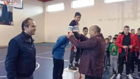 Öğretmenleri için mindere çıktılar