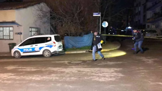 Oğulları kavga eden iki baba arasındaki silahlı kavga kanlı bitti