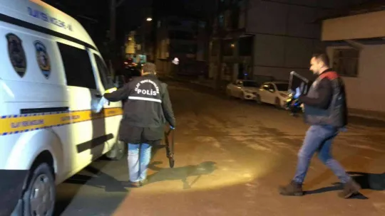 Oğulları kavga eden iki baba arasındaki silahlı kavga kanlı bitti