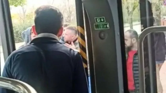 Okul çıkışı yolun ortasında kavga ettiler