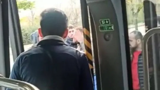 Okul çıkışı yolun ortasında kavga ettiler