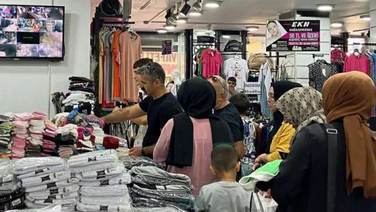 Okul kıyafeti alışverişinde yoğunluk