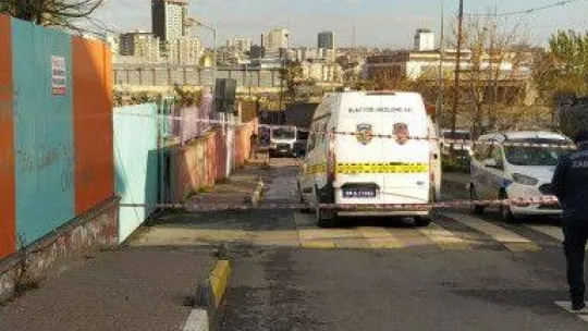 Okul önünde seyyar satıcı dehşeti, zabıtayı silahla yaraladı