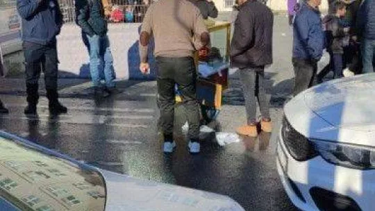 Okul önünde seyyar satıcı dehşeti, zabıtayı silahla yaraladı