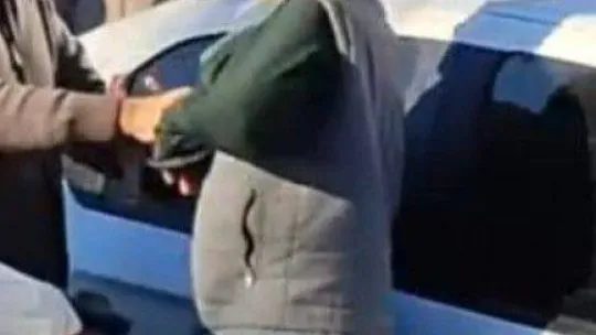 Okul önünde seyyar satıcı dehşeti, zabıtayı silahla yaraladı