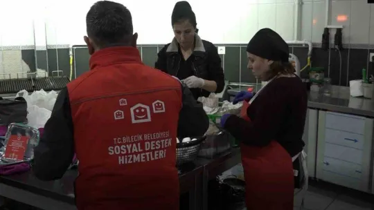 Okula giden depremzede çocuklar için her gün beslenme çantası hazırlanıyor