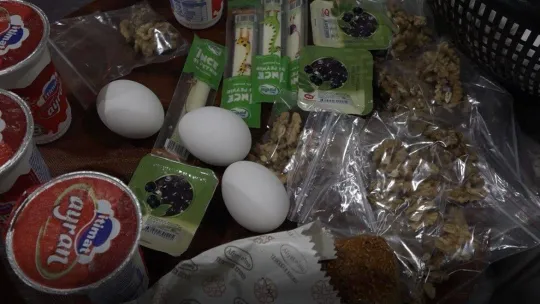 Okula giden depremzede çocuklar için her gün beslenme çantası hazırlanıyor