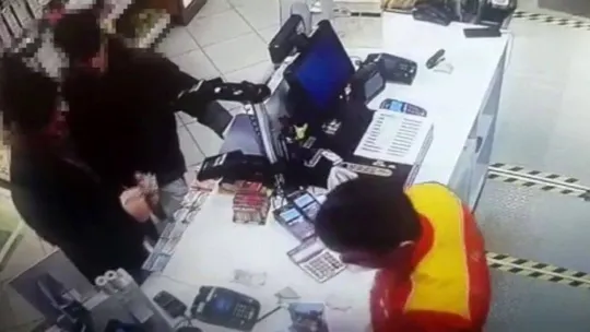 Okuldan bağış kutusunu çaldılar, bozuk paraları akaryakıt istasyonunda tümlettiler: O anlar kamerada