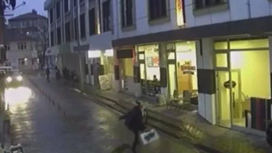 Okuldan dönen çocuğa sokak köpekleri böyle saldırdı