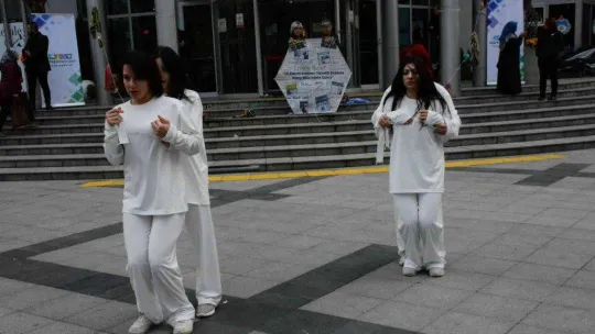 Öldürülen kadınları andılar