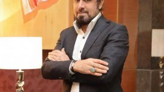 Onu herkes iş adamı olarak biliyor, şarkılarını milyonlar dinliyor