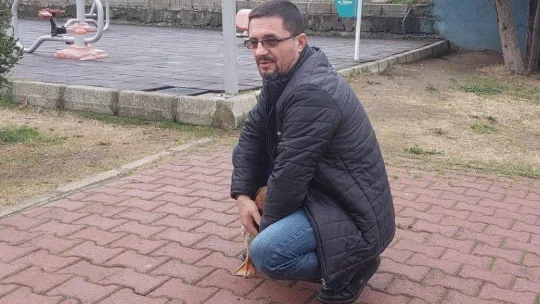 Ördeğiyle gezen adam: Sokakta, parkta bir an olsun sahibinin peşini bırakmıyor