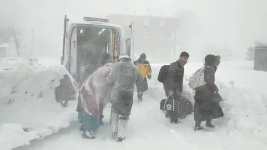 Ordu'da hastalanan kadın, karla kaplı yolda kepçe ile ambulansa taşındı