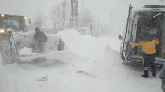 Ordu'da hastalanan kadın, karla kaplı yolda kepçe ile ambulansa taşındı