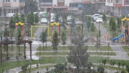 Ordu'da hastalanan kadın, karla kaplı yolda kepçe ile ambulansa taşındı