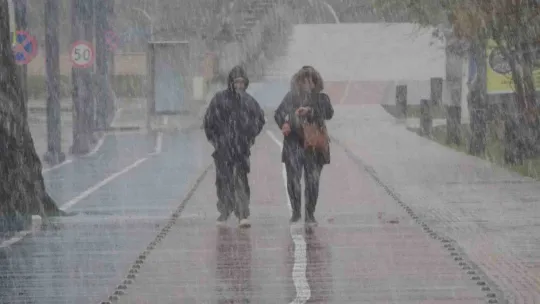 Ordu'da hastalanan kadın, karla kaplı yolda kepçe ile ambulansa taşındı