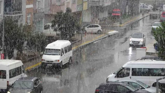 Ordu'da hastalanan kadın, karla kaplı yolda kepçe ile ambulansa taşındı