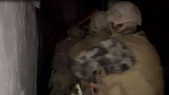 Organize suç örgütüne yönelik eş zamanlı operasyonlarda 5 şüpheli tutuklandı