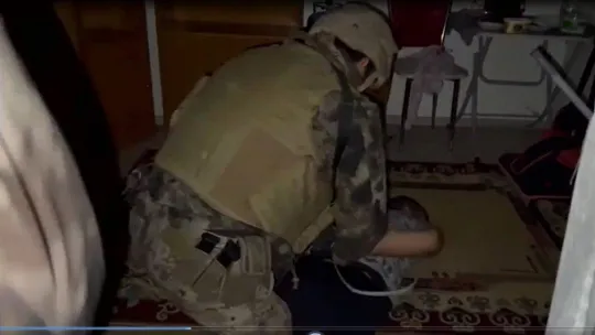 Organize suç örgütüne yönelik eş zamanlı operasyonlarda 5 şüpheli tutuklandı