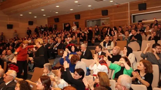 Orhan Hakalmaz türkülerini öğretmenler için söyledi