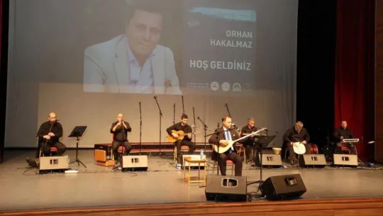 Orhan Hakalmaz türkülerini öğretmenler için söyledi