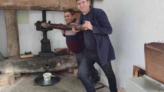 Ormandan toplanan meyvenin yağını gram gram çıkartıyorlar