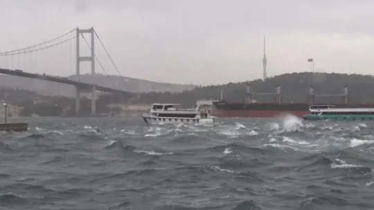 Ortaköy'de kıyıyı döven dalgalar görüntülendi