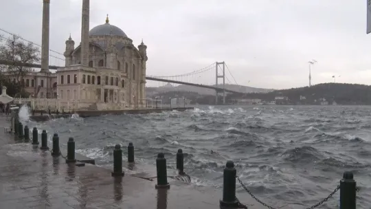 Ortaköy'de kıyıyı döven dalgalar görüntülendi