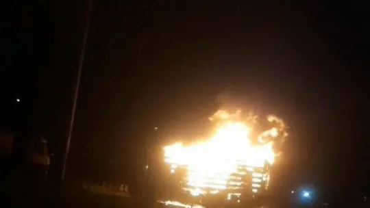 Osman Gazi Köprüsü gişelerinde mobilya yüklü tır alevlere teslim oldu