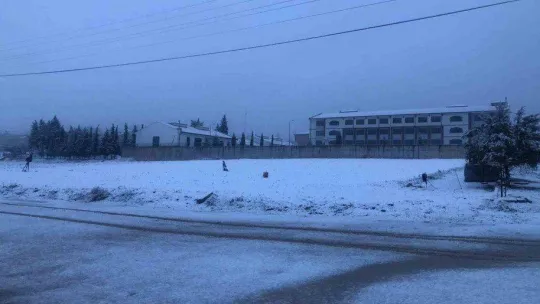 Osmaneli'ye yılın ilk karı yağdı