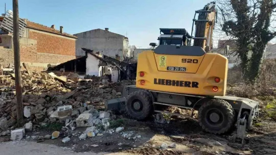 Osmangazi'de bir metruk yapı daha yıkıldı