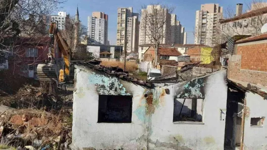 Osmangazi'de bir metruk yapı daha yıkıldı