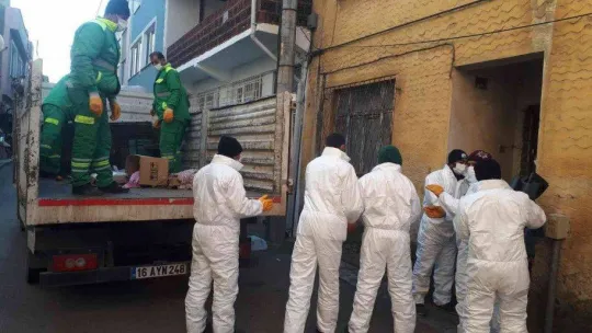 Osmangazi'de çöp ev temizlendi mahalleli nefes aldı