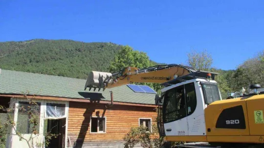 Osmangazi'de orman arazisindeki kaçak ev yıkıldı