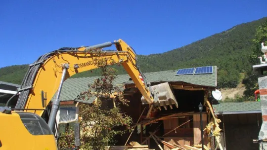 Osmangazi'de orman arazisindeki kaçak ev yıkıldı