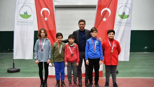 Osmangazi'de satranç ustaları madalyalarına kavuştu