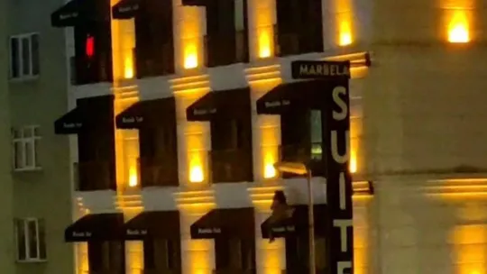 Otelin 3'üncü katından tutunduğu tenteyle birlikte aşağıya düştü