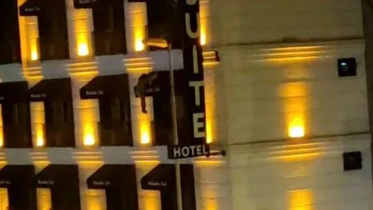 Otelin 3'üncü katından tutunduğu tenteyle birlikte aşağıya düştü