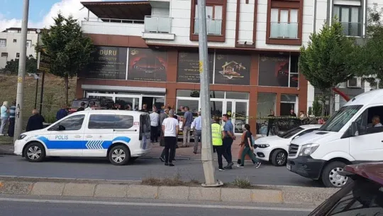 Oto galeri dükkanında şüpheli ölüm