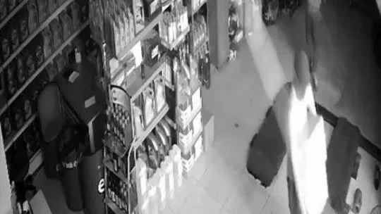 Oto servisi hırsızlarından 12 dakikada 300 binlik vurgun