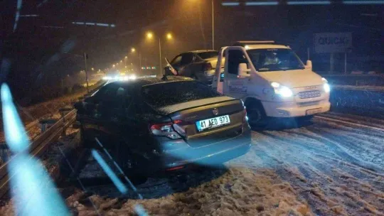Otobanda kar ve buzlanma kazası 2 yaralı