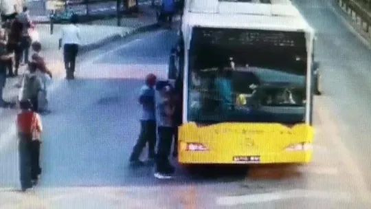 Otobüse binerken telefonu çalınan yolcunun o anları kamerada