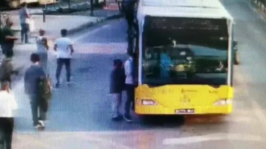 Otobüse binerken telefonu çalınan yolcunun o anları kamerada
