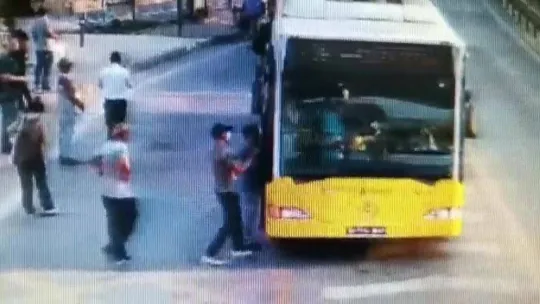 Otobüse binerken telefonu çalınan yolcunun o anları kamerada