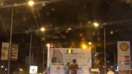 Otobüsün arkasına tutunan çocukların tehlikeli yolculuğu pes dedirtti