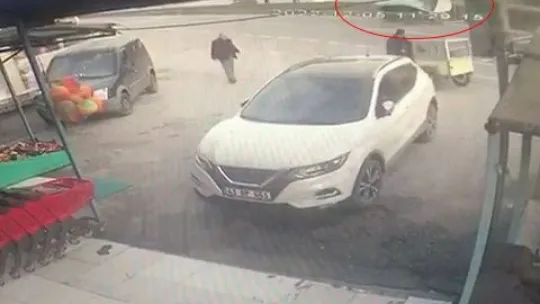 Otomobil bariyerlere çarpıp yan yatmıştı, kaza anı kamerada