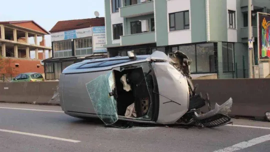 Otomobil bariyerlere çarpıp yan yatmıştı, kaza anı kamerada