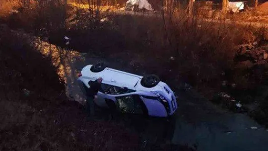 Otomobil dere yatağına uçtu: 2 yaralı