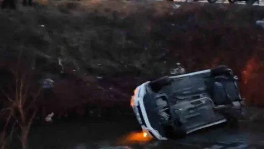 Otomobil dere yatağına uçtu: 2 yaralı