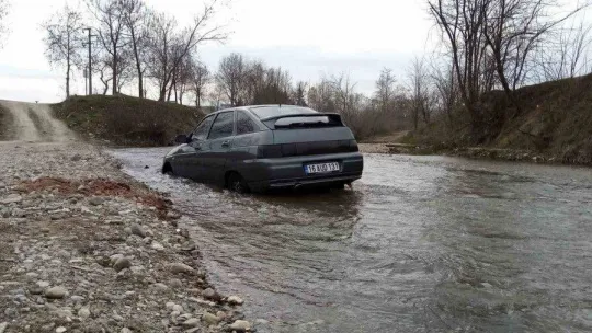 Otomobil dereye uçtu